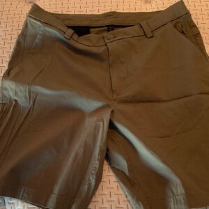 Lu Lu Lemon size brand new 31 Men's Olive Green Shorts